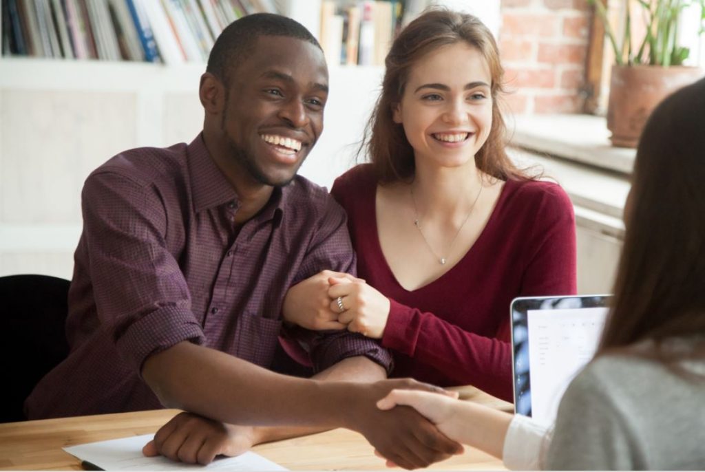 Duas pessoas representando um bom relacionamento com o cliente.